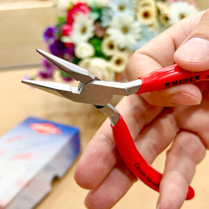 Tay cầm nhựa của Knipex 37 33 125 giúp kiểm soát lực ổn định, không gây mỏi khi sử dụng lâu.