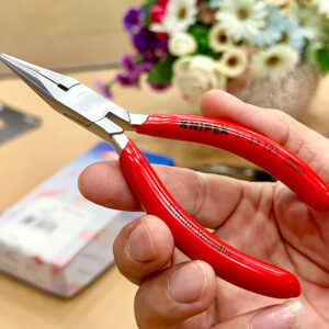 Knipex 37 33 125 có đầu kẹp 2 mm, dày 1.6 mm, phù hợp vi cơ khí.