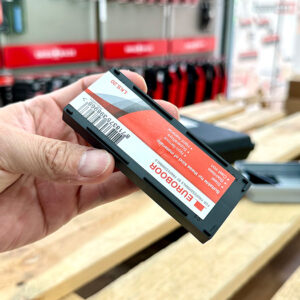 Lưỡi hợp kim Euroboor LKS.20 lắp cố định bằng vít, thao tác bằng khóa lục giác, giữ ổn định khi cắt.