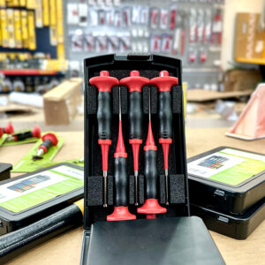 Rennsteig 425 502 6 chế tạo từ thép dụng cụ hợp kim, tôi ram toàn bộ, đạt độ cứng tối thiểu 58 HRC.