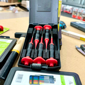 Rennsteig 425 502 6 hoàn thiện bằng phủ sơn tĩnh điện, cạnh bo tròn bảo vệ chi tiết trong thao tác cơ khí.