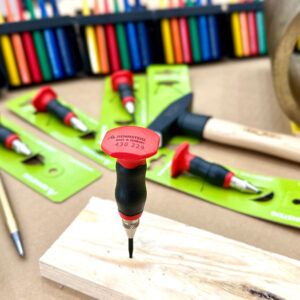 Đột tâm tự động Rennsteig 430 229 sở hữu tay cầm 2 thành phần chống trượt, mũ nhựa sáu cạnh chống lăn.