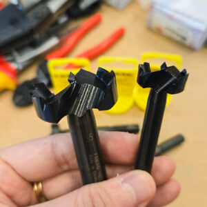 Đầu nhọn trung tâm của Mũi khoét gỗ FAMAG 1625 giảm trượt khi bắt đầu khoan.