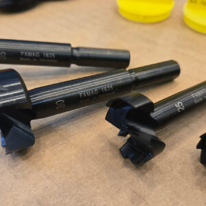 Lưỡi cắt ngoài Mũi khoét gỗ FAMAG 1625 tạo biên lỗ gọn và ngăn xơ gỗ.