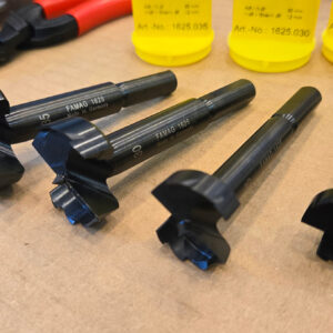 Hai lưỡi cắt lệch của Mũi khoét gỗ FAMAG 1625 giảm lực cắt, tăng độ ổn định khi khoan.