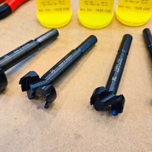 Mũi khoét gỗ FAMAG 1625 sử dụng đầu brad point giúp định tâm nhanh và chính xác.