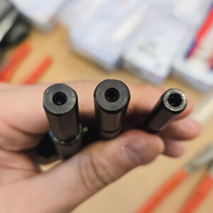 Mũi khoét gỗ FAMAG 1625 làm từ thép hợp kim, đường kính khoan 20–35 mm, chuôi Ø 8–10 mm.