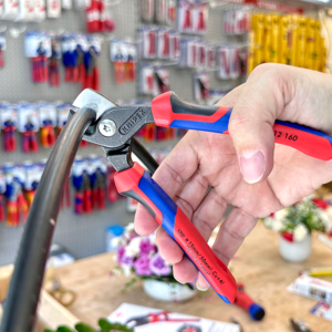 Kéo cắt cáp Knipex 95 12 160 StepCut giảm lực cắt nhờ lưỡi bậc xử lý cáp đồng nhôm quả.