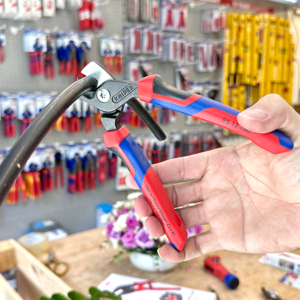 Knipex 95 12 160 cắt cáp nhiều sợi tới 50 mm² và cáp lõi đặc 5 x 4 mm² đồng.