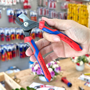 Lưỡi kéo Knipex 95 12 160 tôi cao tần 56 HRC, giữ ổn định mép cắt trong trình sử dụng.