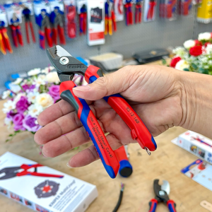 Mép răng dẫn hướng và mép phẳng giúp Knipex 95 12 160 cắt gọn, hạn chế biến dạng lõi cáp.