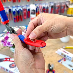 Cơ cấu khớp vít của Knipex 95 12 160 bảo chuyển động đều, tích hợp chắn tay chống kẹp ngón.