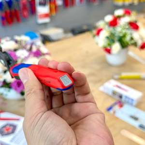 Tay cầm comfort ba thành phần trên Knipex 95 12 160 trợ kiểm soát lực và gắn phụ kiện KNIPEXtend.